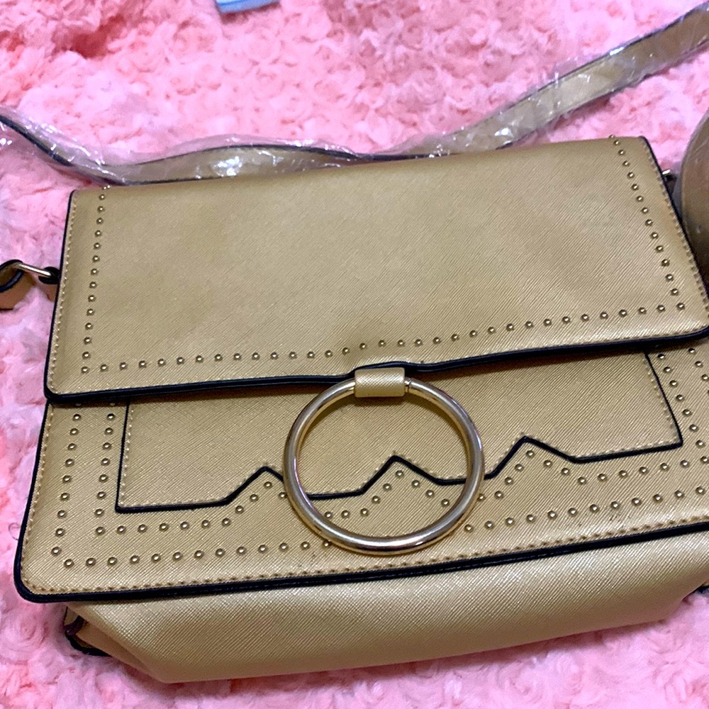 Non brand purse, brand new purse.